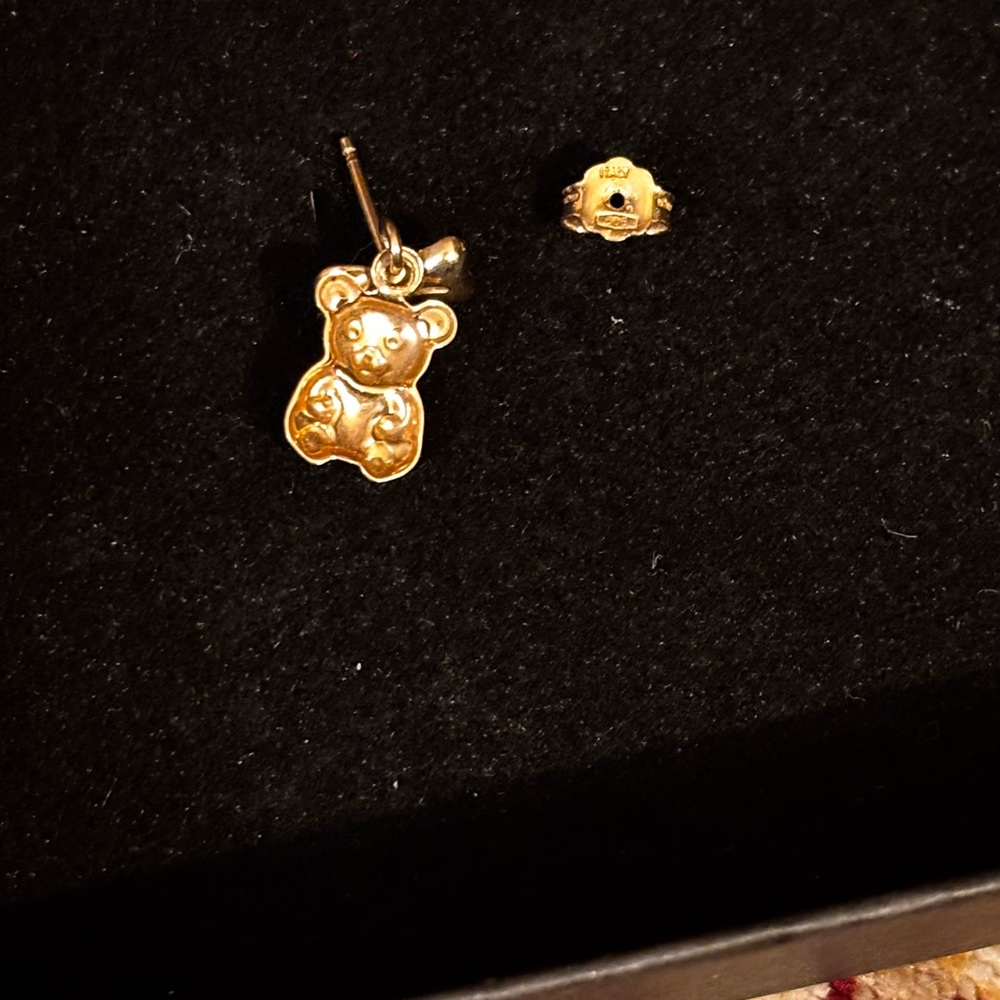 Two-toned gold and rose gold Teddy bear earrings
10k gold - Picture 2 of 3